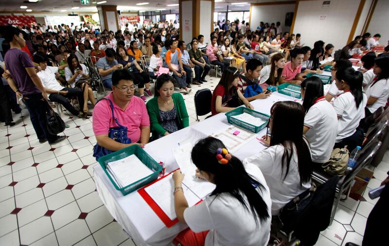 Thai couples wait to register for their marriage certificates as part of Valentine's Day celebrations in Bangkok February 14, 2012. REUTERS/Chaiwat Subprasom   (THAILAND - Tags: SOCIETY) *** Local Caption ***  BAN203_THAILAND-_0214_11.JPG