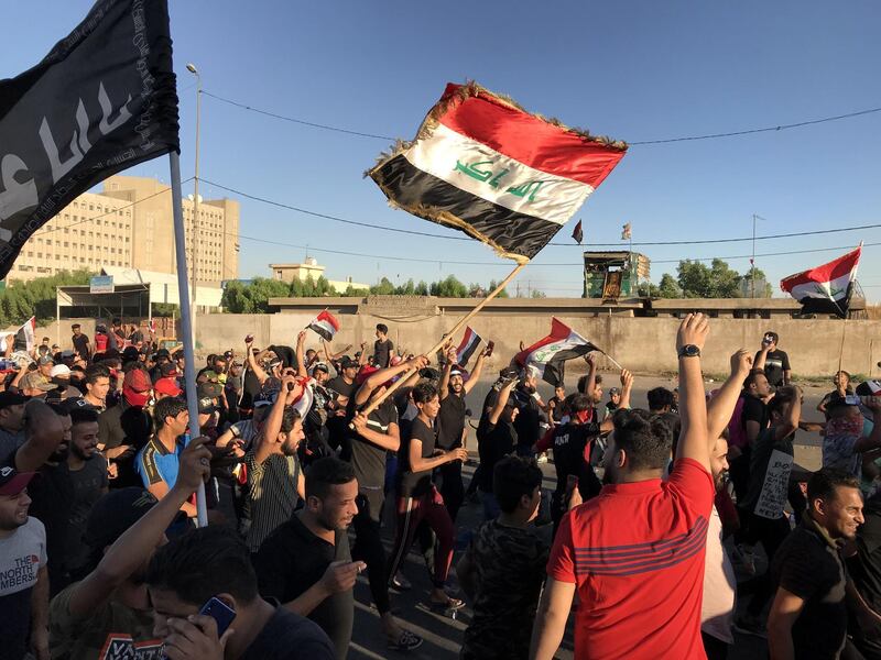 epaselect epa07904556 Iraqi protesters take part in an anti-Iraq government protest in the al-Tayaran square in central Baghdad, Iraq, 04 October 2019 (issued on 07 October 2019). A wave of unrest and violent protests in Iraq have left at least 100 people dead and thousands injured.  EPA/MURTAJA LATEEF