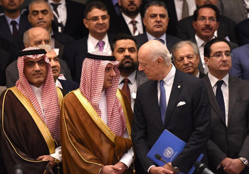 Saudi Minister of the Arabic Gulf affairs Thamer al-Sabhan (L), Saudi Minister of Foreign Affairs Adel al-Jubeir (C-R) and UN special envoy for Syria crisis Staffan de Mistura (3rd R) pose for a group picture during the Syrian opposition meeting in Riyadh, on November 22, 2017.  / AFP PHOTO / FAYEZ NURELDINE