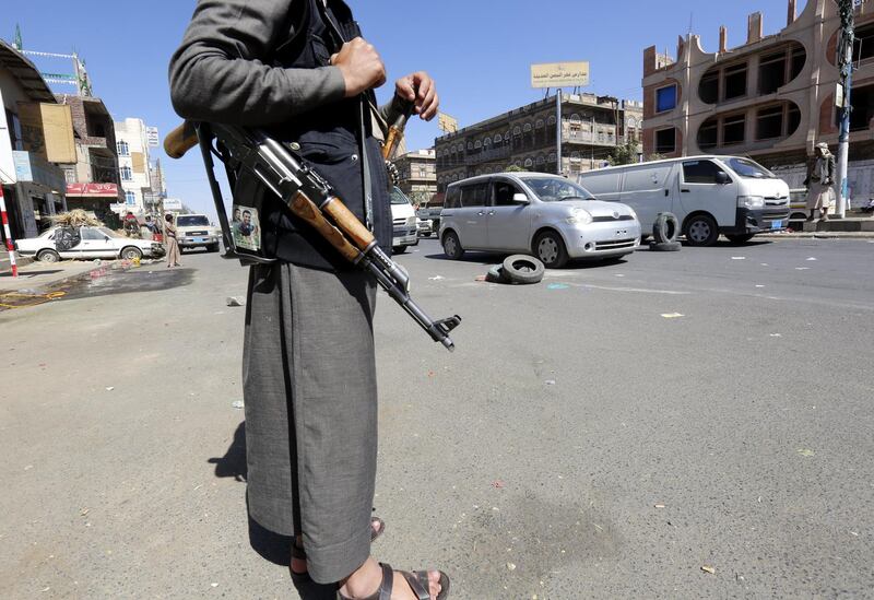 epa06363092 Houthi fighters man a checkpoint amid clashes between the Houthis and forces loyal to former Yemeni president Ali Abdullah Saleh, in Sanaa, Yemen, 02 December 2017. According to reports, at least 40 people died, including civilians, and dozens were wounded in the last few hours in Sanaa in the fighting between Houthi rebels and their allies, the forces loyal to former Yemeni president Ali Abdullah Saleh.  EPA/YAHYA ARHAB