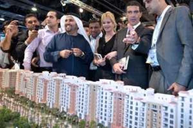 United Arab Emmirates - Abu Dhabi - Oct. 9 - 2008 :  Spanish actor  Antonio Banderas gesture while he looks a sacale model at Hydra Properties showroom. At Banderas  right, his wife Melanie Griffith  and Hydra Ceo Sulaiman al Fahim, during a visit to Cityscape Dubai at Dubai International exhibition Centre. ( Jaime Puebla / The National )  *** Local Caption ***  JP 220 - CITYSCAPE.jpgBZ14OC_SectorCeleb_AntonioMAIN.jpg