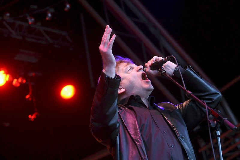epa06472008 (FILE) - British singer Mark E. Smith, of the band The Fall performs at the Primavera Sound 2010 music festival in Barcelona, Spain, 27 May 2010 (issued 24 January 2018). Mark E Smith, lead singer for the post-punk band, the Fall, has died at the age of 60.  EPA/MARTA PEREZ