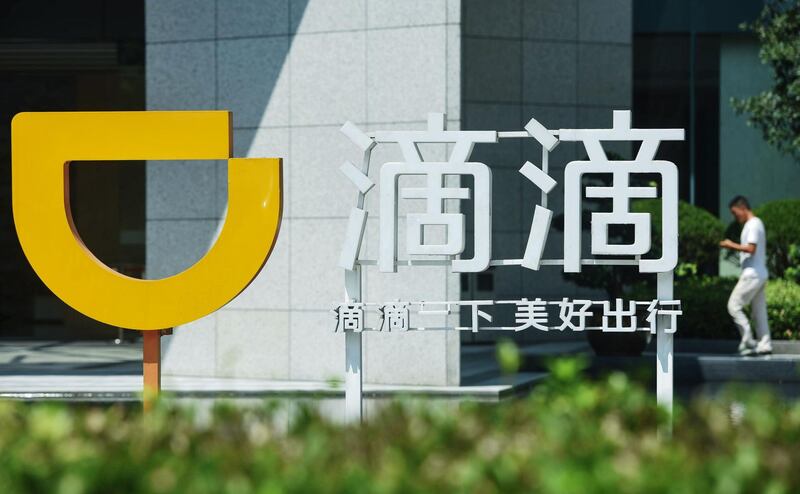 This photo taken on September 4, 2018 shows a logo of Didi Chuxing in Hangzhou in China's eastern Zhejiang province. - Chinese ride-hailing giant Didi Chuxing said on September 4 it would halt most late-night ride services for a week as it tries to reassure the public following the rape and murder of a passenger. (Photo by STR / AFP) / China OUT