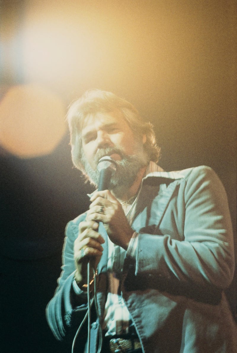 American singer and songwriter Kenny Rogers (1938 - 2020) in concert, circa 1977. (Photo by Keystone/Hulton Archive/Getty Images)