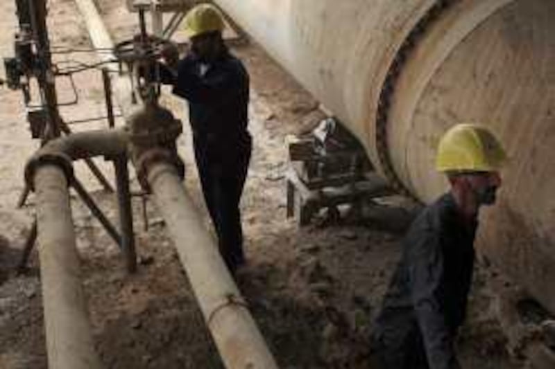 **  FILE  ** This  is a Thursday, July 3, 2008 file photo of  workers at an installation at the Zubair Moshrif oil field, 600 kilometers (372 miles) southeast of Baghdad, Iraq. OPEC members are expected to cut oil production when they convene in March to push up prices to at least US$70 a barrel, Iraq's oil minister said Saturday.(AP Photo/Nabil al-Juran, FILE) *** Local Caption ***  BAG103_IRAQ_OIL.jpg