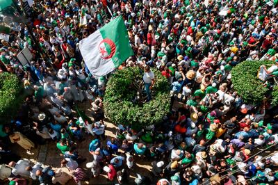 Algerian demonstrators chant slogans and march with national flags as they gather in the streets of the capital Algiers against the ruling class amid an ongoing political crisis in the country, on the 26th consecutive Friday of protests on August 16, 2019.  / AFP / RYAD KRAMDI                        

