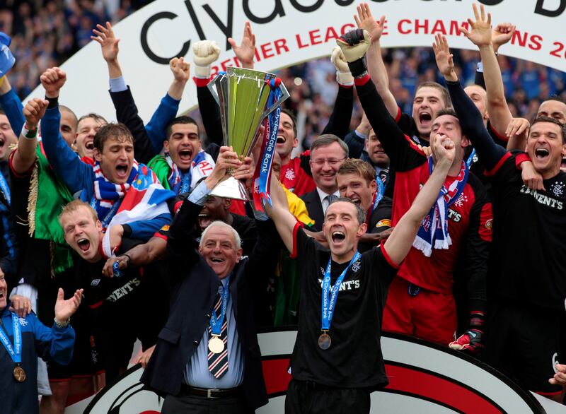 Rangers manager Walter Smith (and team captain David Weir hoist the 2020/11 Scottish Premier League trophy on May 15, 2011. Reuters