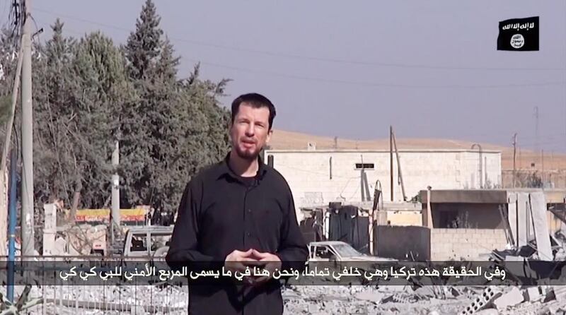 An image grab taken from a video released by ISIL in October last year shows kidnapped British reporter John Cantlie rejecting US claims that the “mujahideen” were retreating from Kobani. Courtesy AFP