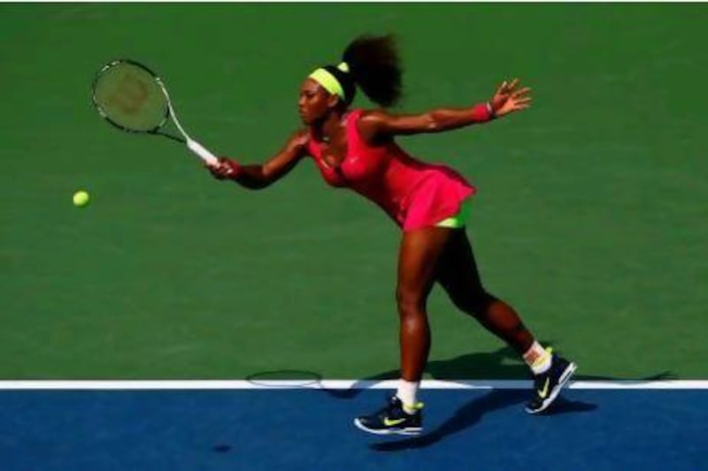 Serena Williams moved into the fourth round of the US Open after defeating Ekaterina Makarova.