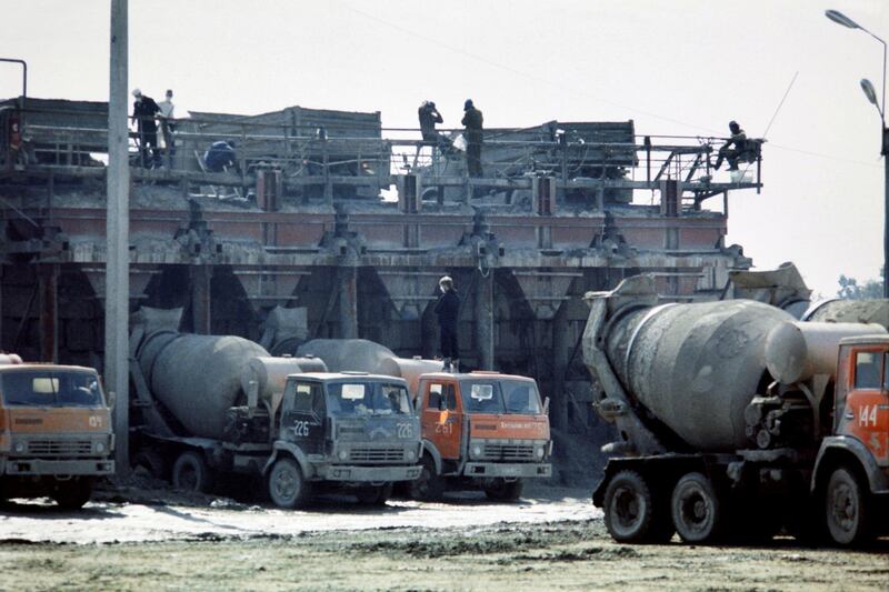 Picture, dated 01 October 1986, showing repairs being carried out on the Chernobyl nuclear plant in the Ukraine, following a major explosion on April 26, 1996. (Photo by Valery ZUFAROV / TASS / AFP)