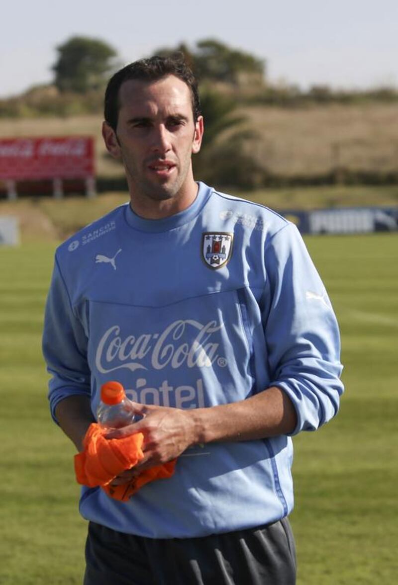 Uruguay's Diego Godin takes part in a training session of the national team, at the Complejo Celeste training complex near Montevideo, in the department of Canelones, on June 1, 2015.  AFP PHOTO / PABLO BIELLI