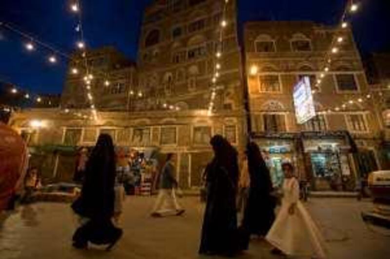 Yemen - San'a - Aug 14 - 2008 : Women walks in the old city of San'a. ( Jaime Puebla / The National ) For story by Reporter's Sarah Wolff. *** Local Caption ***  JP188 - YEMEN MY TOWN.jpgJP188 - YEMEN MY TOWN.jpg
