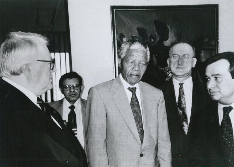 This handout picture taken on December 1993  in South Africa and obtained on June 7, 2013 from the Fondation Jean-Jaures shows former French Prime Minister Pierre Mauroy (L) speaking with South African President Nelson Mandela (C) during a meeting. Mauroy has died at the age of 84 years, the Foreign Affairs minister announced on June 7, 2013. Mauroy underwent a lung tumour operation in April 2012. A right, Michel Thauvin, former French MP and Fondation Jean-Jaures' treasurer.  AFP PHOTO / FONDATION JEAN JAURES

 *** Local Caption ***  291654-01-08.jpg