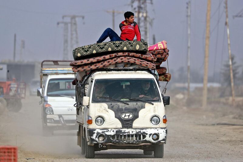 TOPSHOT - Civilians return to the city of Hajin in Syria's eastern Deir Ezzor province on January 27, 2019 after the Kurdish-led and US-backed Syrian Democratic Forces (SDF) retook the city from jihadists of the Islamic State group (IS). In mid-December, the SDF took Hajin, the last town of note in the IS-controlled pocket, signalling the imminent fall of the jihadists' last bastion. / AFP / Delil SOULEIMAN
