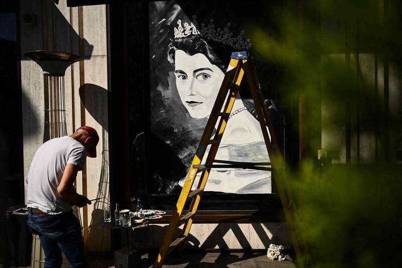 Lloyd Smith paints a portrait of Queen Elizabeth in London. AFP