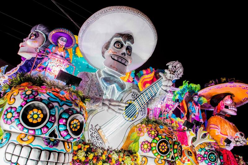 Artists perform on a float during the Light Festival parade in San Jose, Costa Rica on December 14, 2019. / AFP / Ezequiel BECERRA
