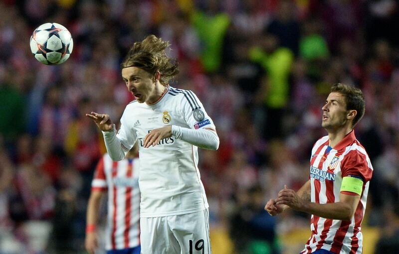 Atletico Madrid's midfielder and captain Gabi (R) vies with Real Madrid's Croatian midfielder Luka Modric during the UEFA Champions League Final Real Madrid vs Atletico de Madrid at Luz stadium in Lisbon, on May 24, 2014.   AFP PHOTO/ FRANCK FIFE (Photo by FRANCK FIFE / AFP)