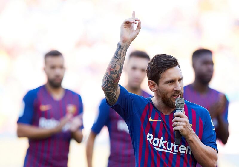 epa06951470 FC Barcelona's Argentinian forward Leo Messi (C) talks during the presentation of the team prior to the Joan Gamper trophy against Boca Juniors at Camp Nou Stadium in Barcelona, Catalonia, Spain, 15 August 2018.  EPA/Alejandro Garcia