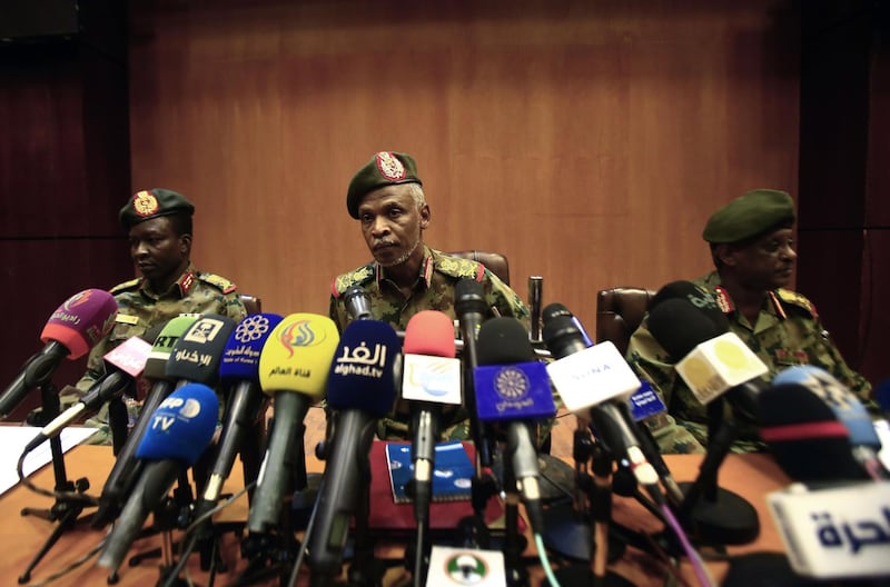 Lieutenant General Omar Zain al-Abdin (C), the head of the new Sudanese military council's political committee, addresses a press conference on April 12, 2019 in the capital Khartoum, one day after Sudan's army ousted the Arab-African country's veteran president Omar al-Bashir. Sudan's military council pledgeed talks with 'all political entities' and vowed the new governtment will be 'civilian', adding that it will allow no security breaches. / AFP / ASHRAF SHAZLY
