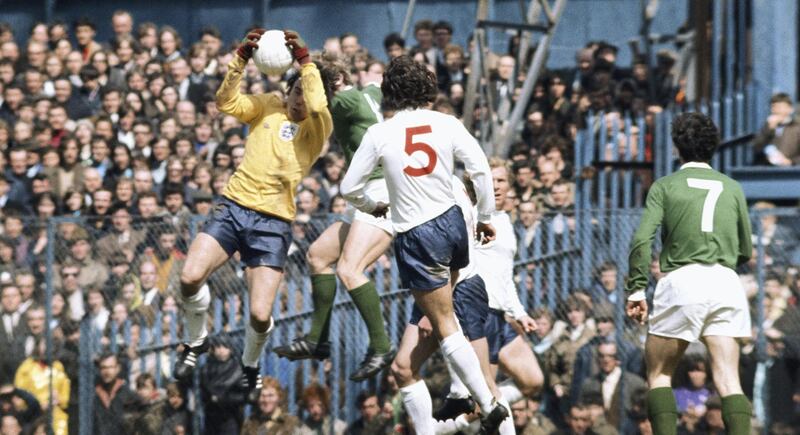 BELFAST, UNITED KINGDOM - MAY 15: England goalkeeper Gordon Banks makes a save during a game between Northern Ireland and England at Windsor Park on May 15, 1971 in Belfast, Northern Ireland.  (Photo by Don Morley/Allsport/Getty Images)