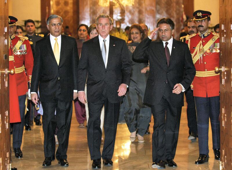 US President George W. Bush (C), Pakistan President Pervez Musharraf (R) and  Pakistan Prime Minister Shaukat Aziz (L) arrive to greet guests prior to a state dinner at the Presidential Palace in Islamabad, 04 March 2006. Bush is making a day-long visit to Pakistan during his maiden visit to South Asia.   AFP PHOTO/Mandel NGAN (Photo by MANDEL NGAN / AFP)