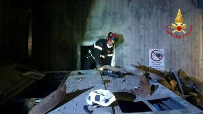 Un bombero trabaja en el lugar tras una explosión en una central hidroeléctrica en Bargi, Italia.  Reuters.