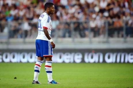 Michel Bastos is trying to work out a move to Al Ain through his present club Lyon, who is in talks with Bundesilga side Schalke to make the Brazilian's current loan deal permanent.