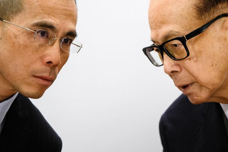 Hong Kong's richest man Li Ka-shing (R), 89, and his son Victor speak during a press conference in Hong Kong on March 16, 2018.
Hong Kong's richest man Li Ka-shing announced on March 16 he was stepping down as chairman of his flagship company CK Hutchison, marking the end of an era for one of the world's most storied tycoons. / AFP PHOTO / Anthony WALLACE