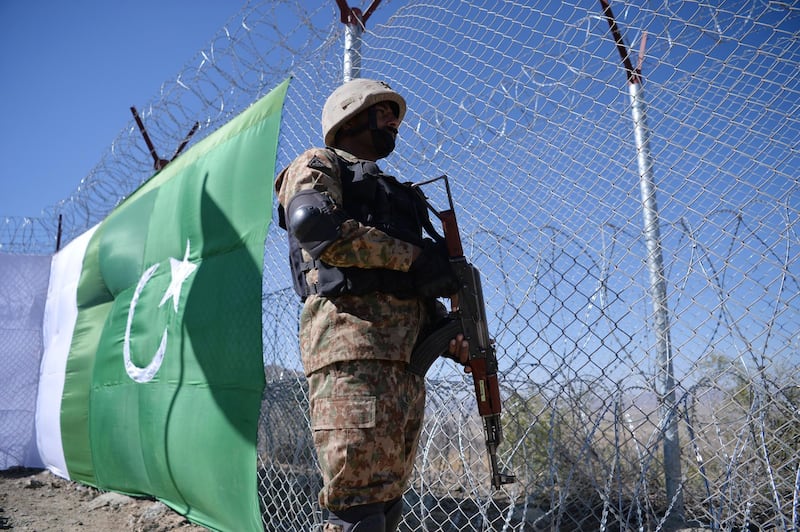 A Pakistani soldier keeps vigil next to a newly fenced border fencing along with Afghan's Paktika province border in Angoor Adda in Pakistan's South Waziristan tribal agency on October 18, 2017.

The Pakistan military vowed on October 18 a new border fence and hundreds of forts would help curb militancy, as it showcased efforts aimed at sealing the rugged border with Afghanistan long crossed at will by insurgents.   / AFP PHOTO / AAMIR QURESHI