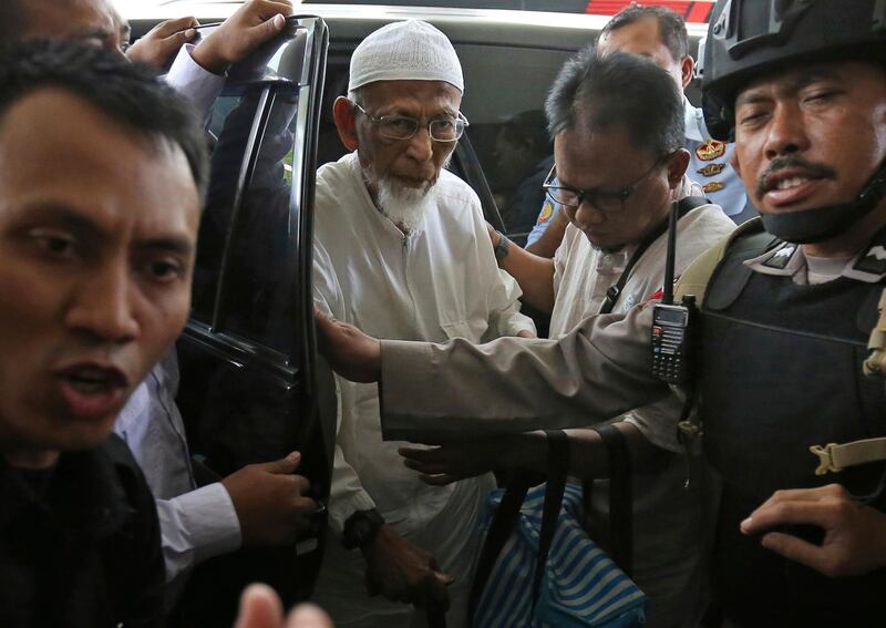 Ailing radical cleric Abu Bakar Bashir, center, arrives for medical treatment at Cipto Mangunkusumo Hospital in Jakarta, Indonesia, Thursday, March 1, 2018. Bashir who was the spiritual leader of the Bali bombers and the force behind a jihadist training camp in 2010 has been transferred from prison to the hospital. The octogenarian cleric suffers from a host of medical problem including chronically weak blood circulation. (AP Photo/Dita Alangkara)