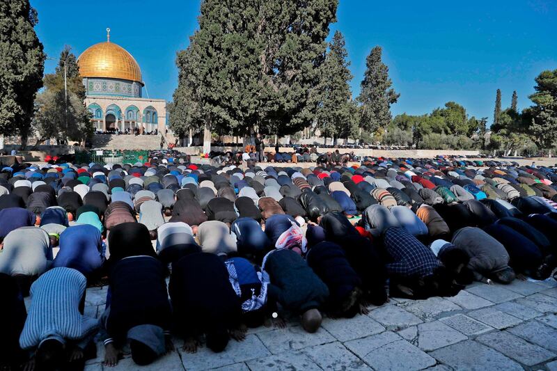 Palestinian Muslim worshippers pray in front of the Dome of the Rock mosque at the al-Aqsa mosque compound in the Jerusalem's Old City on December 8, 2017. 
Israel deployed hundreds of additional police officers following Palestinian calls for protests after the main weekly Muslim prayers against US President Donald Trump's recognition of Jerusalem as Israel's capital. / AFP PHOTO / Ahmad GHARABLI