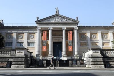 A man walks past the Ashmolean Museum in Oxford, southern central England, on April 24, 2020 as life goes on in Britain under a lockdown designed to slow the spread of the COVID-19 illness. - Britain's health ministry on Friday said that 684 more people had died after testing positive for COVID-19 in hospital, taking the death toll to 19,506. (Photo by Adrian DENNIS / AFP)