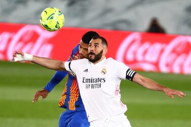 Soccer Football - La Liga Santander - Real Madrid v FC Barcelona - Estadio Alfredo Di Stefano, Madrid, Spain - April 10, 2021 Real Madrid's Karim Benzema in action with Barcelona's Ronald Araujo REUTERS/Sergio Perez