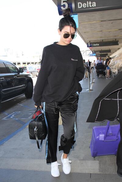 LOS ANGELES, CA - SEPTEMBER 26: Kendall Jenner is seen at LAX on September 26, 2016 in Los Angeles, California.  (Photo by starzfly/Bauer-Griffin/GC Images/Getty Images)