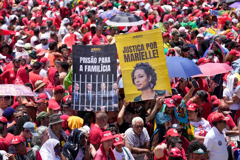 Supporters of Lula hold signs asking for the incarceration of outgoing President Jair Bolsonaro. AP 