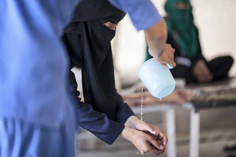 In the recovery tent of the cholera treatment centre at the Qaeda hospital, MSF health promotion team teaches former patients and caretakers some good practices to avoid cholera. Here, patients are taught the best way to wash their hands. Al Thawra hospital / Qaeda / Ibb Governorate.