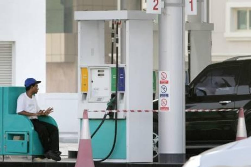 UAE - Sharjah - Jun 06- 2011: A worker gesture a client about the fuel shortage in this Enoc gas station at al arouba rd. ( Jaime Puebla - The National Newspaper )