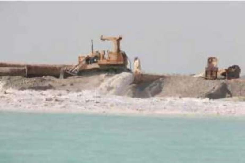 Abu Dhabi - June 5th  ,  2008 -Sand being pumped back  out into the sea  from A dredger machine which  dredges sand from the bottom of the sea on the coastline of Abu Dhabi  ( Andrew Parsons  /  The National )PIX TO GO WITH KAREN ATTWOOD STORY  *** Local Caption ***  ap004-0506-dredge.jpgap004-0506-dredge.jpg