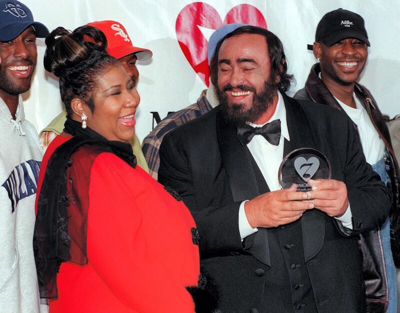 Opera singer Luciano Pavarotti (R) laughs along with singer Aretha Franklin (L) and the group Boyz II Men (rear) after accepting the eighth MusiCares Foundation "Person of the Year" award in New York 23 February. Pavarotti was honored by the foundation, which focuses music industry attention on the welfare of those in the music industry, for his humanitarian and philanthropic efforts.   AFP PHOTO/Henny Ray ABRAMS / AFP PHOTO / HENNY RAY ABRAMS