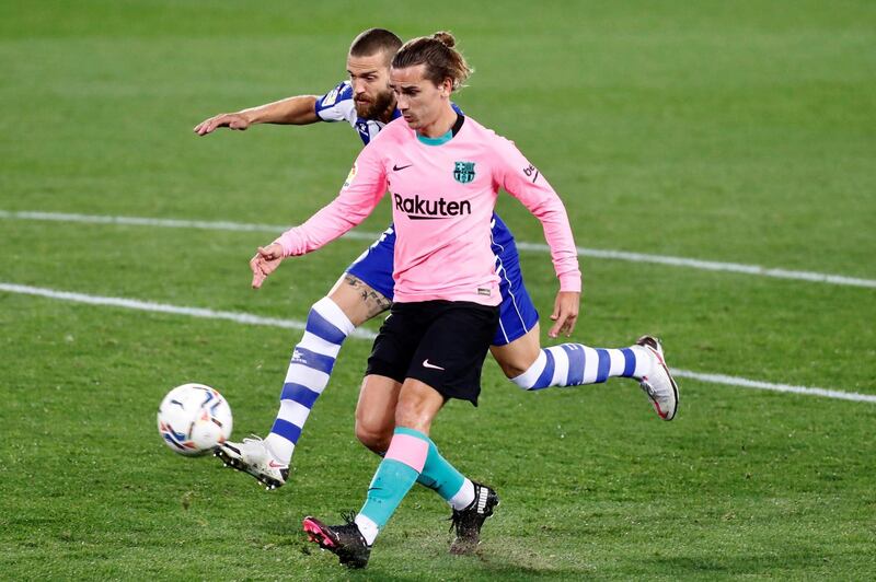 epa08790043 Barcelona's striker Antoine Griezmann (R) scores the 1-1 during the Spanish LaLiga soccer match between Deportivo Alaves and FC Barcelona at Mendizorroza stadium in Vitoria, Basque Country, Spain, 31 October 2020.  EPA/David Aguilar