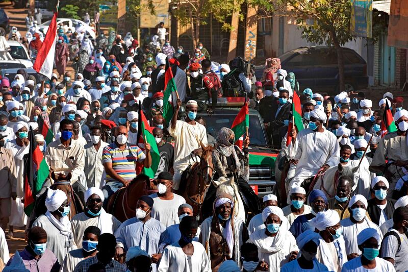 Sudanese mourners attend the funeral procession of Sudan's former prime minister and top opposition figure Sadiq al-Mahdi, in Khartoum, on November 27, 2020.

 The 84-year-old, Sudan's last democratically elected prime minister, died from a coronavirus infection, said the moderate Islamist National Umma Party. / AFP / Ahmed Mustafa         

