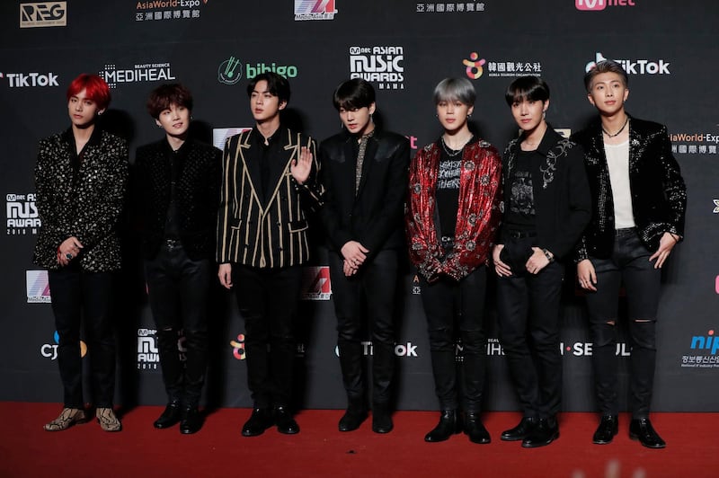 BTS wins platinum at MAMA 2022, J-Hope performs and Jin gives acceptance  speech over the phone