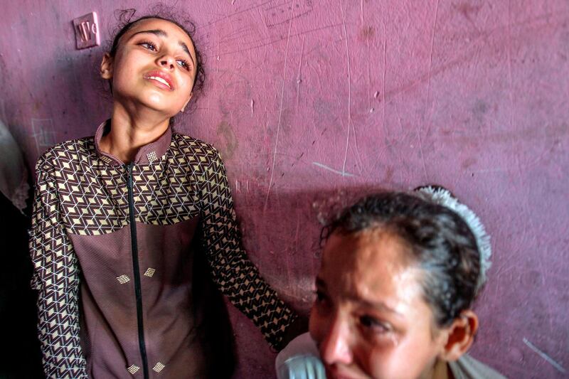 TOPSHOT - Relatives of Mohammed al-Houm, 14, who was killed during a protest along the Israel-Gaza border fence, mourn during his funeral in the Bureij refugee camp, in central Gaza on September 29, 2018. Seven Palestinians, including two boys aged 12 and 14, were killed in clashes with Israeli forces along the Gaza border on September 28, the health ministry in the Hamas-controlled strip said. / AFP / Anas BABA
