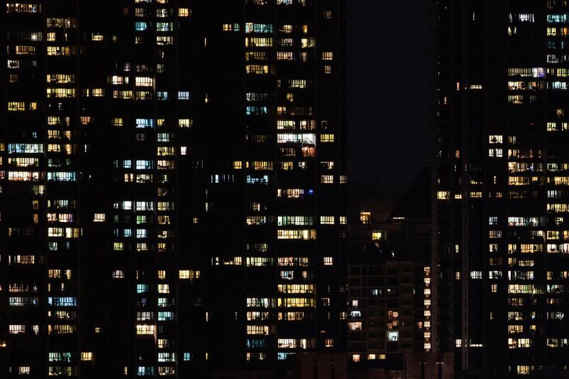 Residents stay in their apartments during the Movement Control Order, which limits the activities of people in Malaysia as a preventive measure against the spread of the COVID-19 coronavirus, in Kuala Lumpur on March 28, 2020. / AFP / Mohd RASFAN
