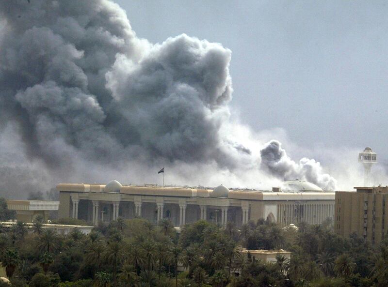 Smoke billows from an explosion in Iraqi President Saddam Hussein's guest palace bombed during a coalition air raid 31 March 2003. Coalition warplanes pounded the Iraqi capital and its outskirts, with loud explosions rocking the city.     AFP PHOTO/Ramzi HAIDAR (Photo by RAMZI HAIDAR / AFP)