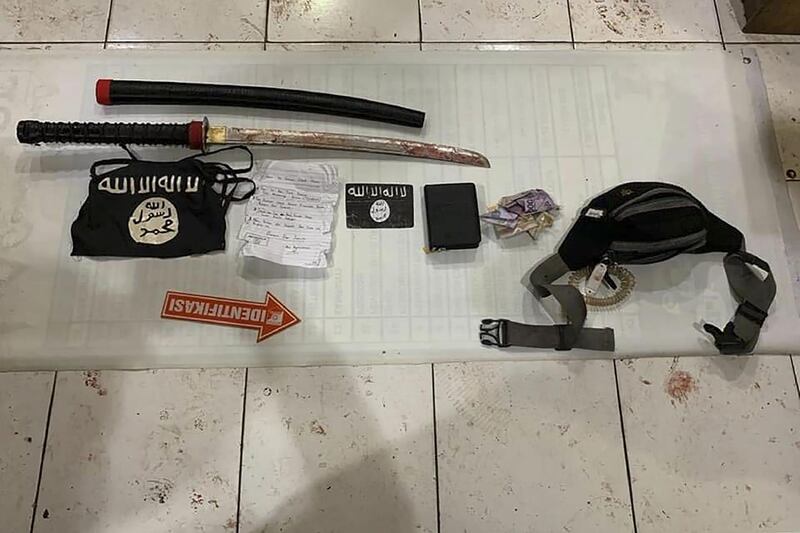 This handout photo taken and released on June 1, 2020 by Indonesia's South Kalimantan police shows belongings of one of the attackers displayed as evidence in the South Daha district in South Kalimantan. Sword-wielding militants killed an Indonesian policeman and critically injured another on June 1 in what authorities described as a terror attack by suspected Islamic State-linked extremists. - RESTRICTED TO EDITORIAL USE - MANDATORY CREDIT "AFP PHOTO / SOUTH KALIMANTAN POLICE" - NO MARKETING - NO ADVERTISING CAMPAIGNS - DISTRIBUTED AS A SERVICE TO CLIENTS
 / AFP / South Kalimantan Police / Handout / RESTRICTED TO EDITORIAL USE - MANDATORY CREDIT "AFP PHOTO / SOUTH KALIMANTAN POLICE" - NO MARKETING - NO ADVERTISING CAMPAIGNS - DISTRIBUTED AS A SERVICE TO CLIENTS
