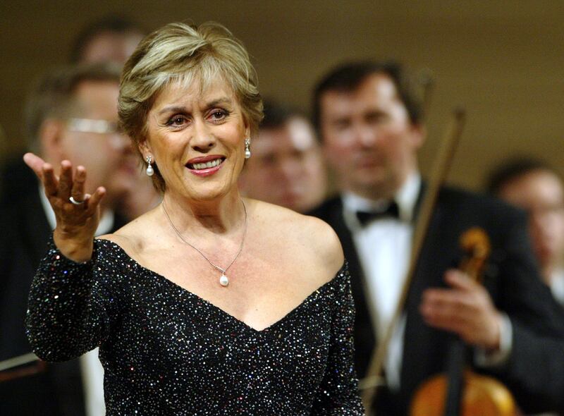 (FILES) This file photo taken on June 10, 2004 shows New Zealand's Kiri Te Kanawa, one of the world's most celebrated sopranos, performing with the Russian National Orchestra directed by Vladimir Spivakov in Moscow.  
Te Kanawa, hailed as one of the greatest sopranos of the modern age, officially announced her retirement on September 13, 2017 at the age of 73.  / AFP PHOTO / DENIS SINYAKOV