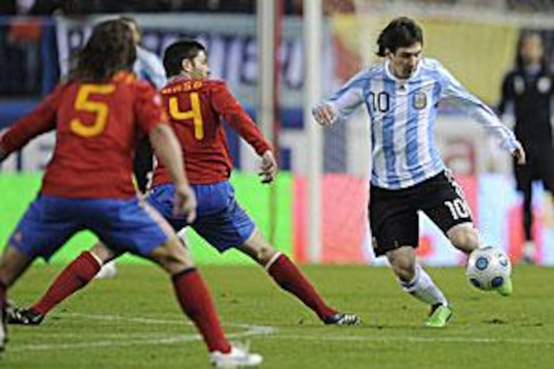 Lionel Messi dribbles past Spanish players.