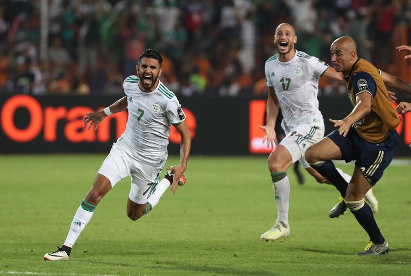 epa07717682 Algeria's Riyad Mahrez  (L) celebrates scoring the winning goal with his team during the 2019 Africa Cup of Nations (AFCON) Semi final soccer match between Algeria and Nigeria in Cairo Stadium in Cairo, Egypt, 14 July 2019.  EPA/Gavin Barker