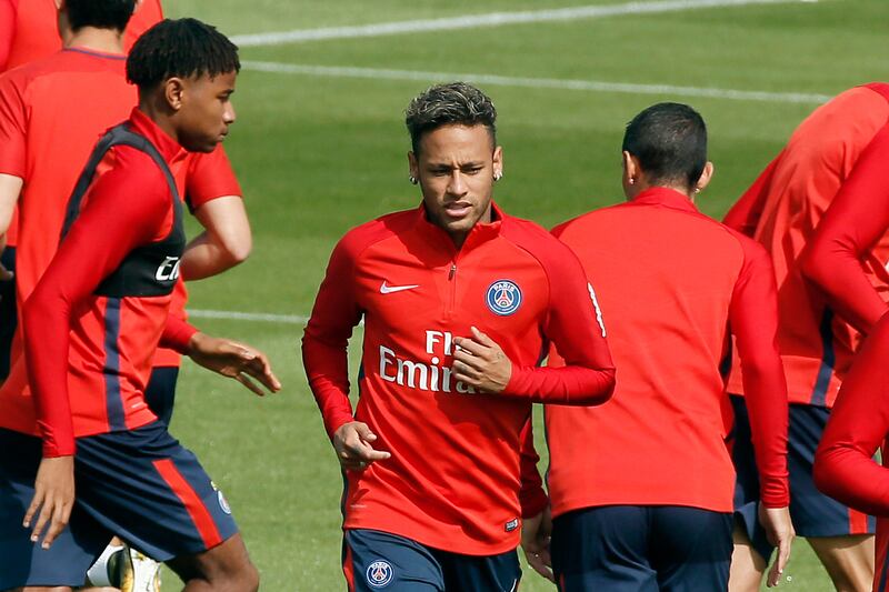 epa06137130 Neymar Jr of Paris Saint-Germain warms up during a training session at the Ooredoo training centre in Saint-Germain-en-Laye, near Paris, France, 11 August 2017. PSG will play against Guingamp in a Premier League soccer match on 13 August.  EPA/ETIENNE LAURENT